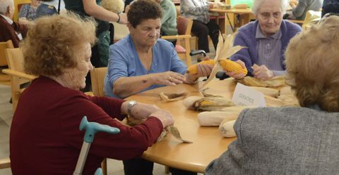 Los mayores del Geriatos prepararon doce sacos de ma�z para almacenar en invierno. 