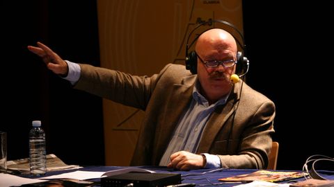 Jos� Maria ��igo, en una emisi�n del programa de RNE �No es un dia cualquier� en el teatro Principal de Ourense, en el 2006