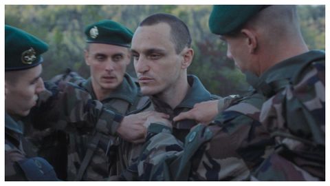 Fotograma del filme Disco Boy, con el actor alemn Franz Rogowski en el centro de la imagen.