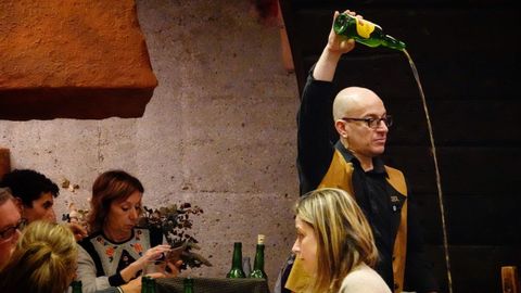 Hombre escanciando sidra en un restaurante en Oviedo