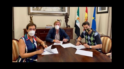 María José Solana (PP), Ignacio Gragera (Ciudadanos) y Alejandro Vélez (no adscrito) firmaron este sábado el acuerdo.