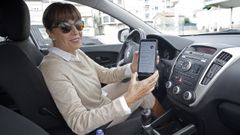 Ana Beatriz L�pez ofrece viajes de A Pobra a Santiago de lunes a viernes.