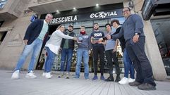 Seis j�venes que aspiran a obtener el permiso para conducir camiones en Pontevedra, junto a sus monitores, en la autoescuela Ecovial, y con dos tac�grafos del transporte en la mano 