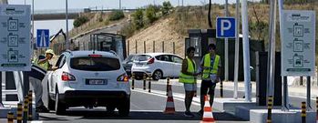 Los empleados de la concesionaria observan si los conductores portan telepeajes o asocian en el cajero una tarjeta a su matr�cula.