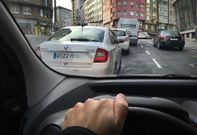 A la derecha un coche estacionado en un carril de circulaci�n de la ronda de Outeiro. 