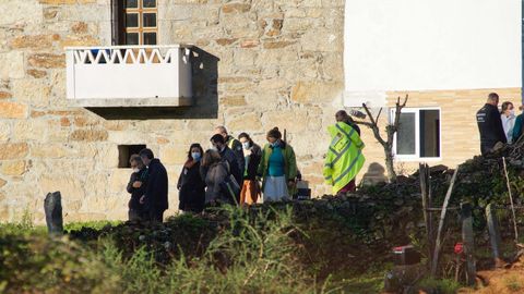 La mujer que confes haber matado a un hombre que conoci por Internet y haber quemado su cuerpo, cubierta con una prenda amarilla, en el lugar de los hechos