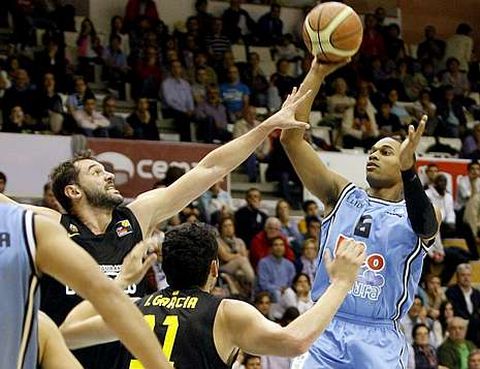 Sean Ogirri lanza a canasta por encima de Alzamora en la primera jornada de Liga.