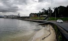 El tramo que discurre pegado a la playa de Canelas no tiene ning�n tipo de protecci�n.