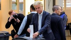 El ultra Geert Wilders vota durante las elecciones generales del pasado mircoles