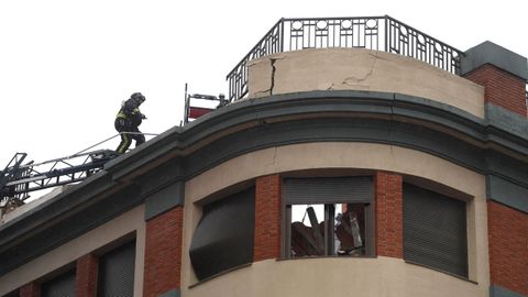 Un bombero accede la azotea del colegio San Vicente Pal, el pasado enero