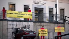Un coche �empotrado� en un museo para que las emisiones sean historia, una acci�n reivindicativa de Greenpeace, en la fachada del Reina Sof�a de Madrid