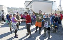 Protesta de mariscadores ante la EDAR de Os Praceres, en Louriz�n, el pasado febrero. 