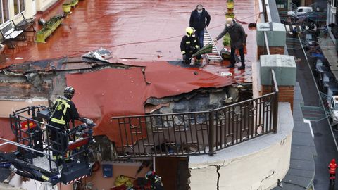 Los bomberos trabajan en el derrumbe de la terraza del colegio San Vicente de Paul de Gijn