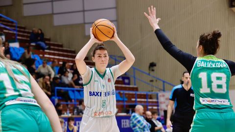Galickova defendiendo a Pospisilov� en su visita a A Malata en un partido de la Eurpocup Women en la campa�a 24-25.