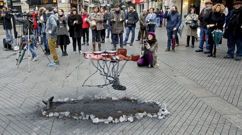 Nin unha mais. Performance de Ana Gesto en la Praza da Peregrina contra la violencia de g�nero