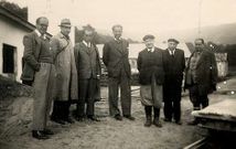 <span lang= gl >Lembrando a Parga Pondal</span>. Imaxe do fundador de Titania, Isidro Parga Pondal -terceiro pola esquerda-, visitando as instalaci�ns de Balar�s.