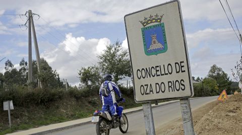 Imagen de archivo de un cartel del concello de Oza dos R�os, fusionado con el de Cesuras en�el 2013.