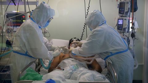 Un paciente, en la unidad de cuidados intensivos del Hospital Montecelo, en Pontevedra