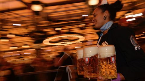 Una camarera con varias jarras de cerveza durante la apertura de la Oktoberfest en Munich (Alemania)