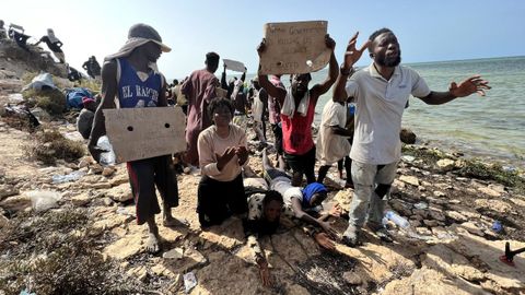 Migrantes subsaharianos expulsados ??del puerto tunecino de Sfax, a finales del pasado mes de julio.