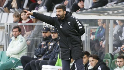 Guillermo dando indicaciones durante el derbi.