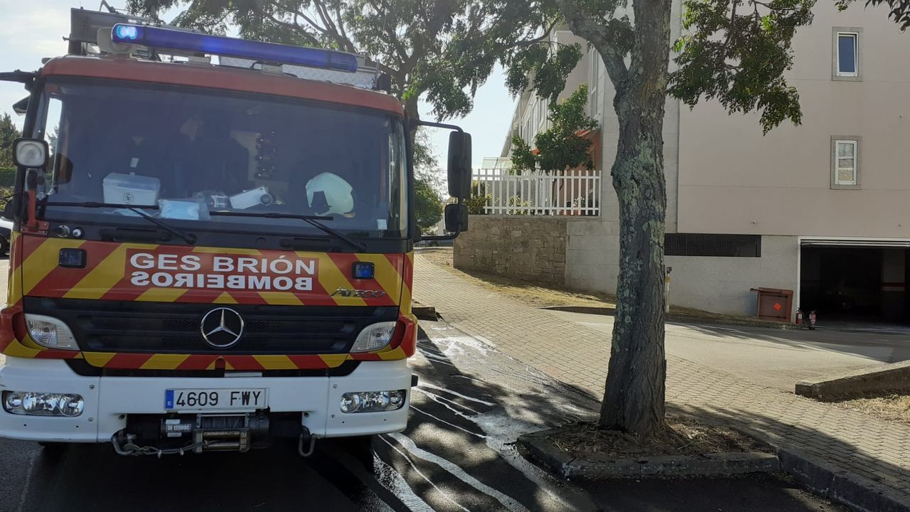 Dos personas tienen que ser excarceladas tras sufrir un accidente de tráfico en Brión