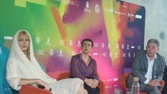 María Guerra, en el centro de la imagen, acompañada de Samantha Hudson y Fernández Lores 