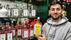 Jonatan Rivas, con la ginebra que ya comercializaba su abuelo. 
