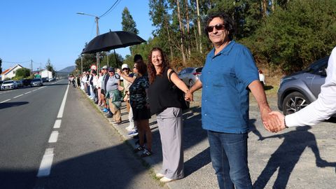 CADENA HUMANA DESDE EL HOSPITAL DEL BARBANZA AL CENTRO DE SALUD PARA PEDIR UNA SANIDAD PUBLICA DE CALIDAD