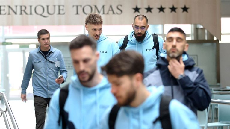 La expedici�n del Celta parti� en la ma�ana de ayer de Peinador con los sancionados Borja Iglesias y �scar Mingueza formando parte del pasaje.