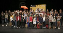 <span lang= es-es >La foto de familia</span>. Los integrantes de los seis grupos finalistas -seleccionados entre un total de 23 aspirantes-, los miembros del jurado y las autoridades presentes posaron para la foto de familia del 15�. Concurso Escolar de Teatro Lido Xos� Manuel Eir�s al finalizar la entrega de los premios. 