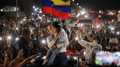 Mar�a Corina Machado besa a una ni�a en mitad de una concentraci�n de apoyo en Maracay, de camino a Caracas