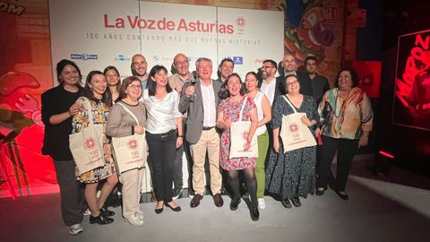 El director, Luis Fernndez, y el exdirector, ngel Falcn, junto a compaeros que han pasado a lo largo de los aos por La Voz de Asturias.