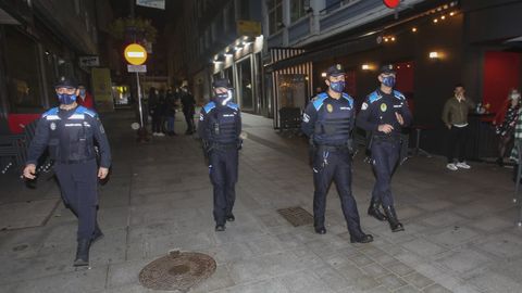 La Polic�a Local de Carballo, en una imagen de archivo en un control para el cumplimiento de las restricciones del covid en los locales de ocio nocturno