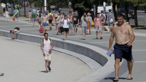 D�A DE CALOR EN LA PLAYA DE RIAZOR