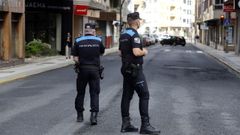 Agentes de la Polic�a Local de Vilagarc�a en otra intervenci�n
