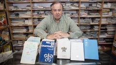 El coleccionista Antonio Cancela conserva todas las ediciones de la gu�a Relais & Chateaux