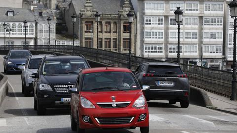 Tr�fico por el viejo puente de A Misericordia, en Viveiro