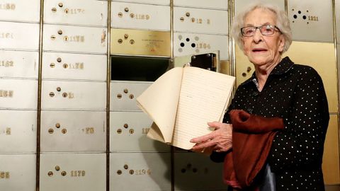 Ida Vitale deposit en la Caja de las Letras del Instituto Cervantes un manuscrito de 1950 de Jos Bergamn