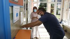 Profesores desinfectando las manos en el centro