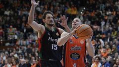 Paul Jorgensen busca una canasta ante la presi�n de Pablo Hern�ndez, del Cantabria.