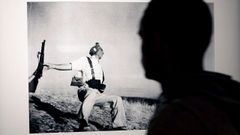 El miliciano de Robert Capa (Revista Life). La �pica del fotoperiodismo de guerra a menudo colisiona con el rigor. Como la ni�a del napalm en Vietnam, muchas im�genes fundacionales no resisten un �fact-checking� actual. La ausencia de rictus de dolor y el an�lisis del terreno sugieren una puesta en escena