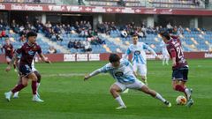 Alberto Gil regateando a un defensor del Lugo en el derbi de Pasar�n