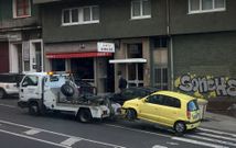 Una gr�a municipal llev�ndose un coche ayer al dep�sito por la ronda de Outeiro. 