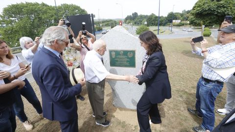 Descubrimiento de placa en homenaje a Tom�s Notario Vacas junto al puente de As Saamasas 