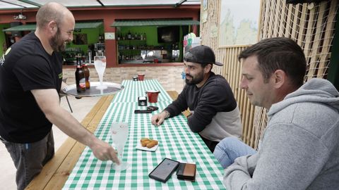 Diego Lage, gerente del chiringuito Los Árboles, en la playa de Xilloi