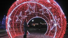 Una gran bola roja de Navidad en la plaza de A G�ndara