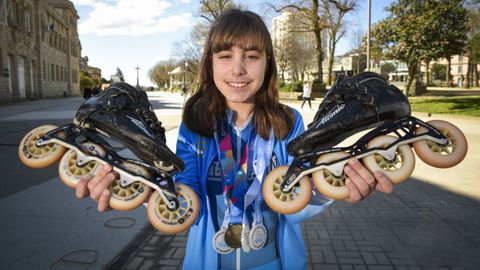 Mara Iannelli con sus patines y las medallas de los ltimos torneos