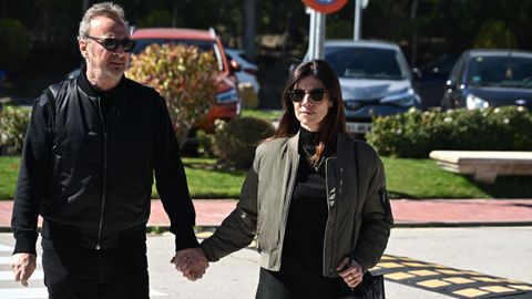 La actriz Maribel Verd� junto a su pareja, Pedro Larra�aga, a su llegada al tanatorio.