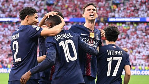 Los jugadores del PSG, celebrando el gol de penalti de Demb�l�.
